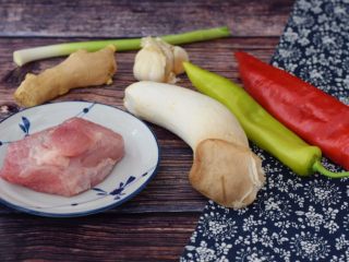 1、杏鲍菇小炒肉,准备好材料