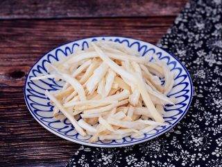 3、杏鲍菇小炒肉,杏鲍菇洗净先切段再用手撕成条