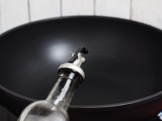 5、杏鲍菇小炒肉,锅中倒入适量的食用油烧热