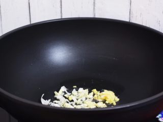 6、杏鲍菇小炒肉,放入葱姜蒜爆香