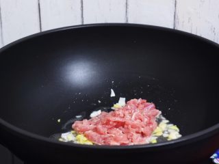7、杏鲍菇小炒肉,放入猪肉翻炒至变色变白