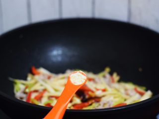 11、杏鲍菇小炒肉,加入鸡精