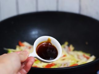 10、杏鲍菇小炒肉,加入蚝油