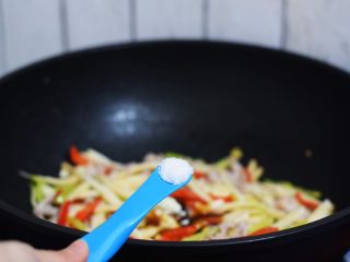 12、杏鲍菇小炒肉,加入盐