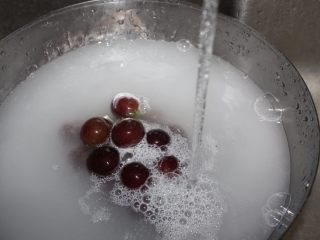 1、这款葡萄罐头自带仙气，超梦幻！,葡萄成串放入盆中，加1汤匙面粉，然后加水没过葡萄，浸泡5分钟后，把一粒粒葡萄摘下来，冲洗干净。