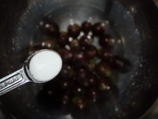 2、这款葡萄罐头自带仙气，超梦幻！,再加一茶匙盐，继续加水没过葡萄，浸泡5分钟后冲洗干净。