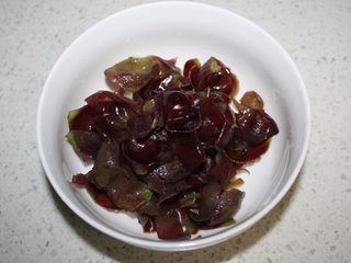 4、这款葡萄罐头自带仙气，超梦幻！,果肉和果皮分开放置，葡萄皮不要扔掉，后面还要用到。