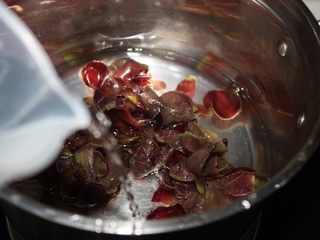 5、这款葡萄罐头自带仙气，超梦幻！,葡萄皮放入锅中，加两倍于葡萄皮量的清水，大火煮开后转中火。