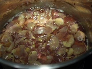 6、这款葡萄罐头自带仙气，超梦幻！,葡萄皮的颜色会逐渐变白。