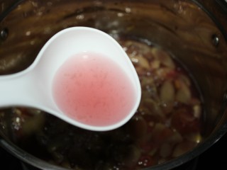 7、这款葡萄罐头自带仙气，超梦幻！,煮至果皮的颜色基本消失，汤汁呈现粉紫色即可。