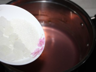 8、这款葡萄罐头自带仙气，超梦幻！,不用关火，捞出葡萄皮，向汤汁中加入20g冰糖和25g白糖，搅拌至完全融化。