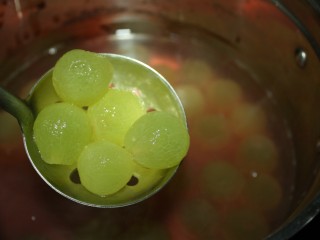 9、这款葡萄罐头自带仙气，超梦幻！,放入葡萄肉，煮沸后再小火煮两三分钟。