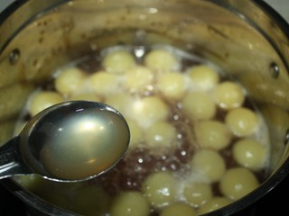 11、这款葡萄罐头自带仙气，超梦幻！,加一汤匙柠檬汁，可以起到抗氧化，防变色的作用。搅匀后关火，自然晾凉。