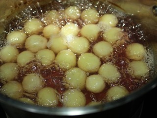 10、这款葡萄罐头自带仙气，超梦幻！,葡萄会逐渐胀大，漂浮起来，像小汤圆一样。