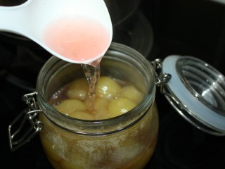 13、这款葡萄罐头自带仙气，超梦幻！,浇上汤汁后盖紧盖子，放入冰箱冷藏。至少冷藏半天，冷藏过夜或一整天味道更佳。