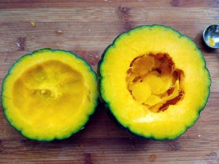 1、创意南瓜米饭煎蛋饼,南瓜洗净,切开,挖去籽