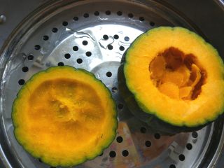 2、创意南瓜米饭煎蛋饼,入蒸锅,大火蒸10分钟