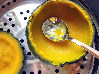 4、创意南瓜米饭煎蛋饼,将南瓜肉挖出。如果是比较大的南瓜,切块蒸也可以