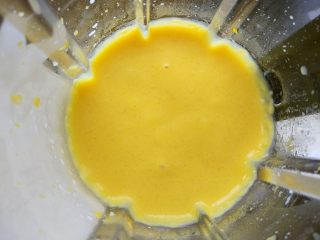 6、创意南瓜米饭煎蛋饼,加少许牛奶,搅碎成米糊