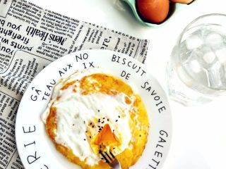 11、创意南瓜米饭煎蛋饼,或者把鸡蛋拌入米糊中,一起煎熟。但是颜值和口感不如摊在表面好。