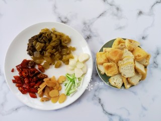 3、酸菜油豆腐烧肥肠,将各种配菜切成如图所示。