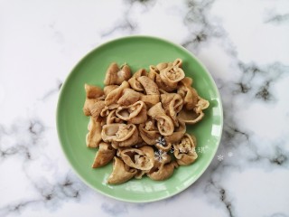 4、酸菜油豆腐烧肥肠,肥肠压好后切成小段备用。