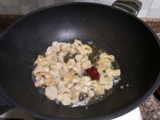7、酸菜油豆腐烧肥肠,放入一勺豆瓣酱翻炒出香味来。
