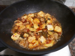 11、酸菜油豆腐烧肥肠,倒入适量清水大火煮开转小火煮至汤汁浓稠即可出锅。