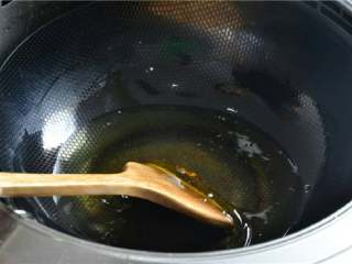 4、姜汁芋儿鸡,炒锅里倒入油，稍微多一点，烧热。