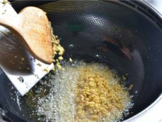 5、姜汁芋儿鸡,倒入剁好的姜末，炒出香味。