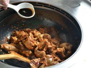 9、姜汁芋儿鸡,调入生抽酱油进行调味。