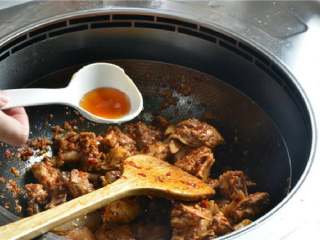 10、姜汁芋儿鸡,调入料酒调味、增香、去腥。