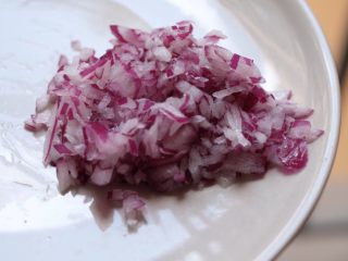 2、奇亚籽牛肉饼,洋葱剥掉外皮，洗干净切细末