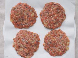 10、奇亚籽牛肉饼,戴上一次性手套！一次性手套！取适量牛肉馅在掌心按压成饼