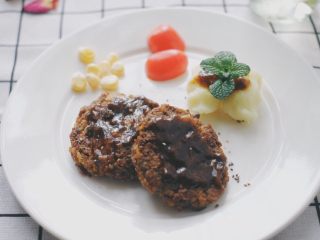 13、奇亚籽牛肉饼,淋上一点黑胡椒汁～剩余的土豆泥捏成自己喜欢的形状～再看看冰箱里有啥食材可以用来装饰的～我用了圣女果、玉米粒、薄荷