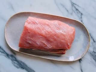 2、东北锅包肉,猪腰肉洗净。