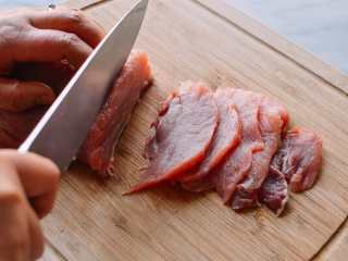 3、东北锅包肉,用1勺生抽,半勺盐、1勺绍兴黄酒,和3大勺水调配好, 猪肉腰切成厚片。放入。盖上盖子，放到冰箱里。