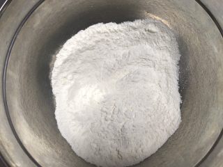 1、广式抹茶蛋黄月饼,中筋面粉跟奶粉混合过筛