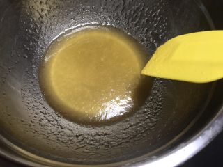 2、广式抹茶蛋黄月饼,糖浆，玉米油，枧水一起搅拌均匀后倒入混合好的面粉