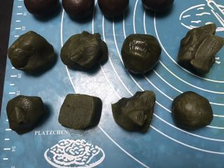 4、广式抹茶蛋黄月饼,抹茶馅料分成30克一个8个
