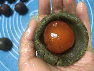 5、广式抹茶蛋黄月饼,包上咸鸭蛋黄