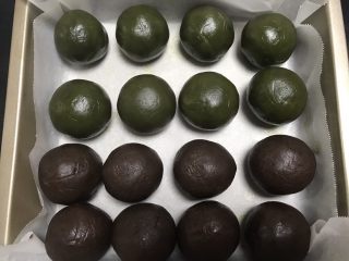 6、广式抹茶蛋黄月饼,全部包好保鲜膜盖好备用