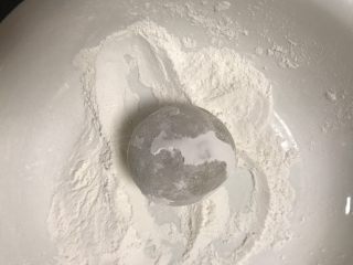 11、广式抹茶蛋黄月饼,取一个面团放在手粉里滚一下，用手搓掉多余的粉