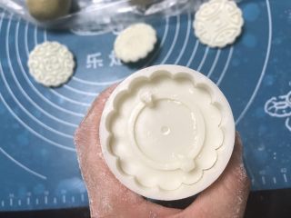 13、广式抹茶蛋黄月饼,拿一个花片压紧