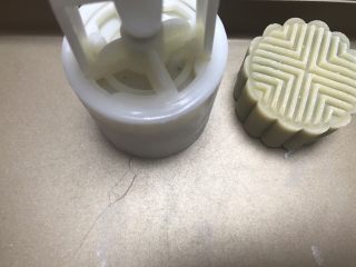 14、广式抹茶蛋黄月饼,推在烤盘上