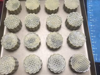 15、广式抹茶蛋黄月饼,全部做完，在月饼表面喷水，喷水的时候喷雾器不要直接对着月饼喷，要喷在月饼上空