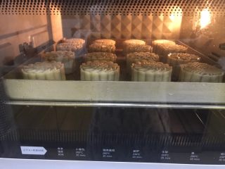 16、广式抹茶蛋黄月饼,烤箱预热200度，入烤箱200度5分钟后取出刷蛋液