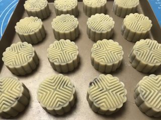 18、广式抹茶蛋黄月饼,薄薄的刷一层蛋液就好，刷完蛋液美美哒，然后入烤箱185度20分钟，