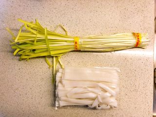 1、干炒牛河,准备食材。