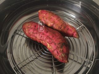 2、芙蓉塔,先把番薯放入锅内蒸熟；
